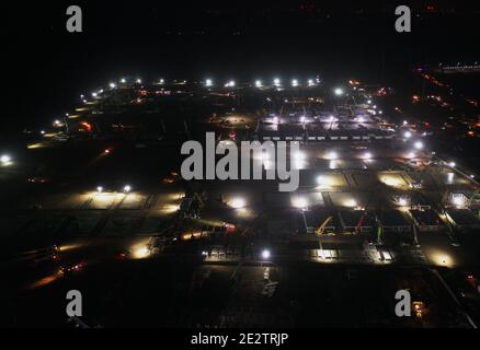 Shijiazhuang, Hebei, Cina. 15 gennaio 2021. La foto aerea scattata il 15 gennaio 2021 mostra il sito di costruzione di un centro di osservazione medica centralizzato a Shijiazhuang, capitale della provincia di Hebei della Cina settentrionale. Come parte delle misure per far fronte alla recente rinascita della COVID-19, le autorità di Shijiazhuang si sono affrettate a costruire un nuovo centro di isolamento con una capacità progettata di 3,000 camere nella contea di Zhengding. Credit: Xinhua/Alamy Live News Foto Stock