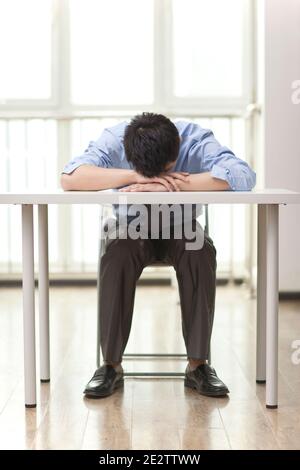 Ritratto di giovane uomo d'affari che dorme in ufficio foto di alta qualità Foto Stock
