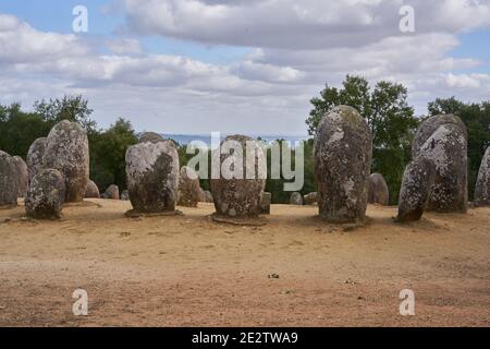 Cromlech di Almendres complesso di pietra megalitica con alberi di sughero ad Alentejo, Portogallo Foto Stock