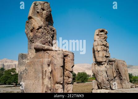 Colossi di Memnon, statue di pietra massiccia del faraone Amenhotep III in Egitto, Africa Foto Stock