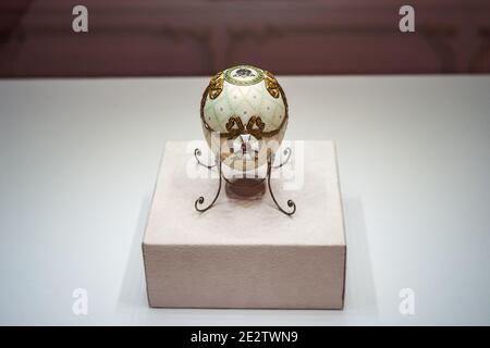 San Pietroburgo, Russia - ca. Dicembre 2017: White Faberge Easter Egg chiamato l'Ordine di San Giorgio Egg al Museo Faberge nella Shuvalov pala Foto Stock