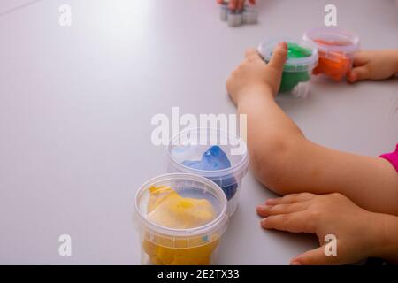 Bambine che creano giocattoli dall'impasto di gioco, posto per il testo Foto Stock