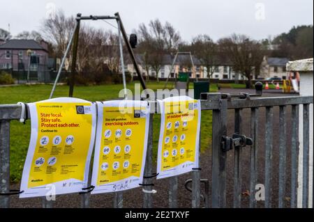 Skibbereen, West Cork, Irlanda. 15 gennaio 2021. Il parco giochi di Skibbereen era oggi privo di bambini. Skibbereen e le aree circostanti ha visto un massiccio aumento in casi COVID-19 con il tasso di incidenza di 14 giorni per la zona a partire dall'11 gennaio è 1426.6 per 100,000. Credit: AG News/Alamy Live News Foto Stock