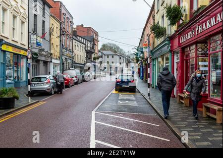 Skibbereen, West Cork, Irlanda. 15 gennaio 2021. Le strade di Skibbereen erano tutt'altro che deserte oggi. Skibbereen e le aree circostanti ha visto un massiccio aumento in casi COVID-19 con il tasso di incidenza di 14 giorni per la zona a partire dall'11 gennaio è 1426.6 per 100,000. Credit: AG News/Alamy Live News Foto Stock