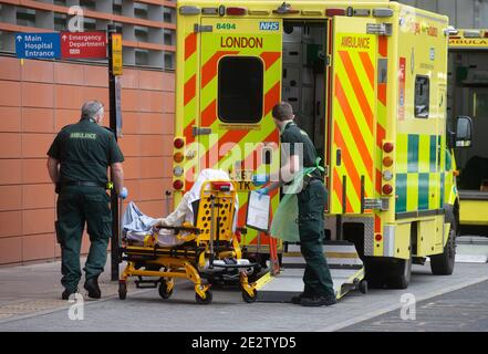 Londra, Regno Unito. 15 gennaio 2021. Pazienti che arrivano al Royal London Hospital. Linee di ambulanze al di fuori dell'ospedale, in quanto l'NHS è sotto una forte pressione con il continuo aumento dei casi di Covid-19. Credit: Mark Thomas/Alamy Live News Foto Stock