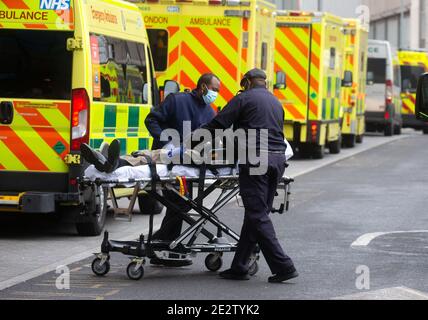 Londra, Regno Unito. 15 gennaio 2021. Pazienti che arrivano al Royal London Hospital. Linee di ambulanze al di fuori dell'ospedale, in quanto l'NHS è sotto una forte pressione con il continuo aumento dei casi di Covid-19. Credit: Mark Thomas/Alamy Live News Foto Stock