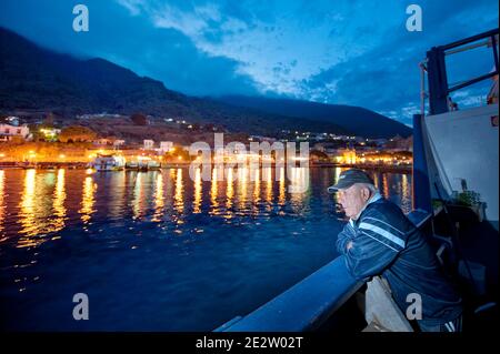 Pescatore che riposa su una barca da pesca al tonno rosso Foto Stock