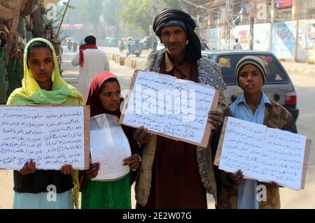 I residenti di Kotri stanno organizzando una manifestazione di protesta contro l'alta impazienza delle persone influenti, presso il club stampa di Hyderabad venerdì 15 gennaio 2021. Foto Stock