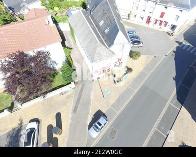 Moncoutant sur Sevre in Francia dall'alto. L'immagine è stata scattata da un drone. Centro città Foto Stock