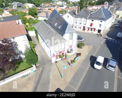 Moncoutant sur Sevre in Francia dall'alto. L'immagine è stata scattata da un drone. Centro città Foto Stock