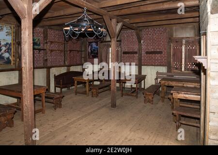 Interno di una vecchia taverna con tavoli vuoti Foto Stock