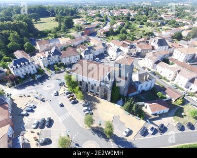 Moncoutant sur Sevre in Francia dall'alto. L'immagine è stata scattata da un drone. Centro città Foto Stock