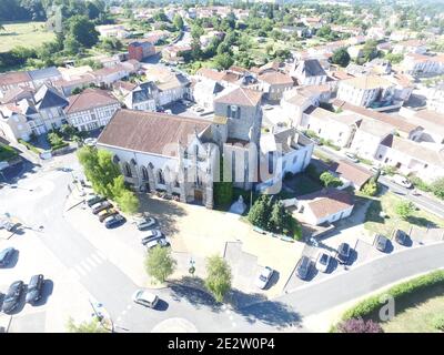 Moncoutant sur Sevre in Francia dall'alto. L'immagine è stata presa da un drone e la chiesa della città può essere vista. Centro città Foto Stock