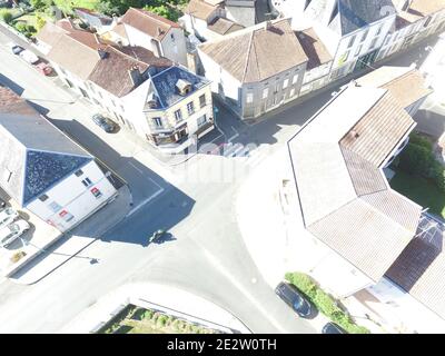 Moncoutant sur Sevre in Francia dall'alto. L'immagine è stata scattata da un drone. Centro città Foto Stock