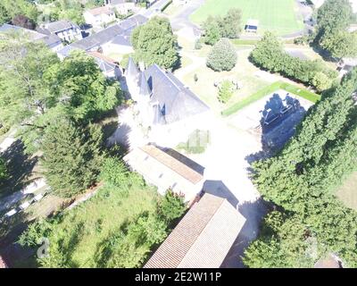 Moncoutant sur Sevre in Francia dall'alto. L'immagine è stata scattata da un drone. Centro città Foto Stock