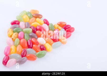 Delizioso cuore fatto di caramelle con sfondo bianco Foto Stock