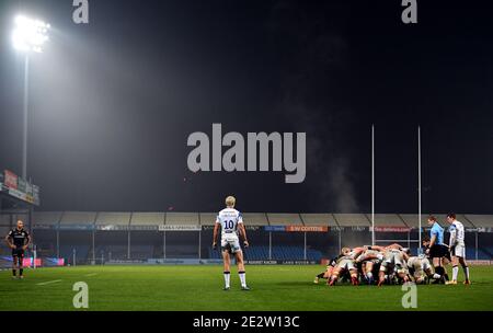 Vista generale mentre i giocatori gareggiano per una mischia davanti a stand vuoti durante la partita della Gallagher Premiership a Sandy Park, Exeter. Foto Stock