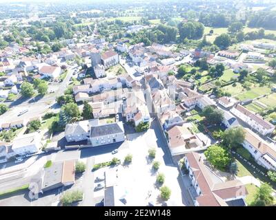 Moncoutant sur Sevre in Francia dall'alto. L'immagine è stata scattata da un drone. Centro città Foto Stock