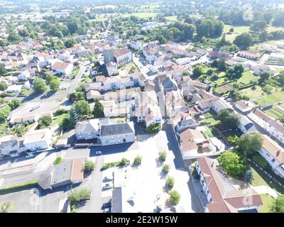 Moncoutant sur Sevre in Francia dall'alto. L'immagine è stata scattata da un drone. Centro città Foto Stock