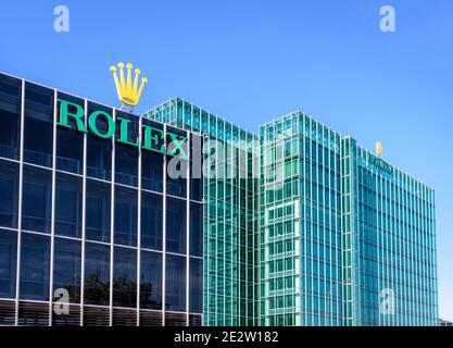 Il logo Rolex nella parte superiore di un edificio presso la sede del marchio svizzero di orologi di lusso a Ginevra. Foto Stock