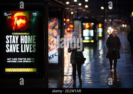 Edimburgo, Regno Unito. 14 gennaio 2021. I membri del pubblico hanno passato un segno che recita 'Stay Home Save Lives', poiché sono entrate in vigore misure di blocco più severe per la Scozia continentale. Edimburgo. Credit: Pako Mera/Alamy Live News Foto Stock