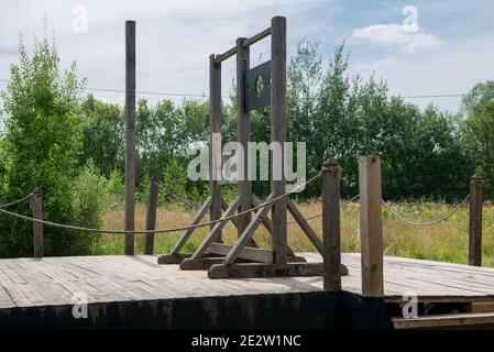 Mosca regione, Film City Piligrim Porto, 5 agosto 2020: Impalcatura vuota con un posto per l'esecuzione e gallet in legno. Case di architettura dell'Euro Foto Stock