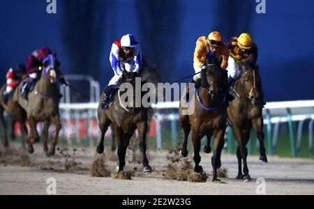 Crazy Spin guidato da Kieran o'Neill (centro a destra) vince il Bombardier British-hopping Amber Beer handicap all'ippodromo di Southwell. Foto Stock