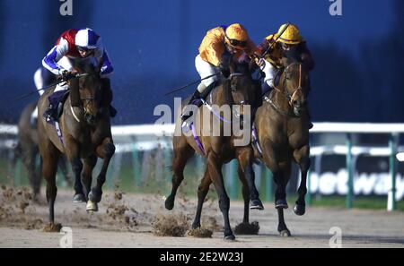 Crazy Spin guidato da Kieran o'Neill (centro) vince il Bombardier British-hopping Amber Beer handicap all'ippodromo di Southwell. Foto Stock