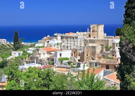 Maroulas, uno dei più bei villaggi tradizionali dell'isola di Creta, Grecia. Si trova nella regione di Rethymno, ed è conosciuta per le sue torri ocra Foto Stock