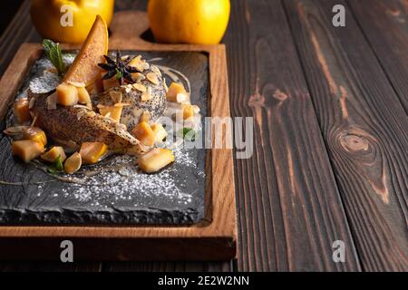 Pancake con salmone, su pietra nera, ardesia, su tavola di legno. Foto Stock