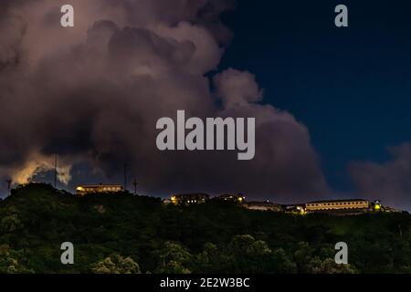 La notte cade al Richmond Hill Prison (la sua maestà inn). È la prigione di Stato di Grenada a Saint George's, la capitale di Grenada Foto Stock