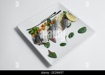 sgombro cotto a vapore con verdure isolate Foto Stock