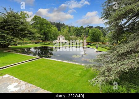 Una scultura di salice, ‘Unbind the Wing’, una celebrazione del suffragio delle donne, sulla Lily Terrace, Bodnant Gardens, Spring, (maggio), Conwy, Galles Foto Stock