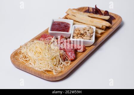 set di spuntini alla birra con salumi, arachidi, formaggio cheddar e ketchup Foto Stock