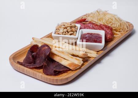 set di spuntini alla birra con salumi, arachidi, formaggio cheddar e ketchup Foto Stock