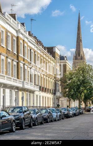 Cambridge Street con la guglia di St Gabriel, Warwick Square, Pimlico sullo sfondo. Foto Stock