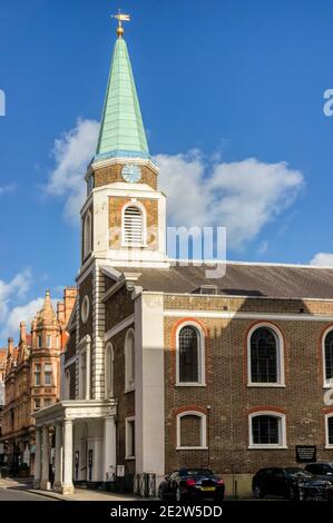 La cappella Grovenor del XVIII secolo a Mayfair, Londra, fu l'ispirazione per molte chiese del New England. Foto Stock