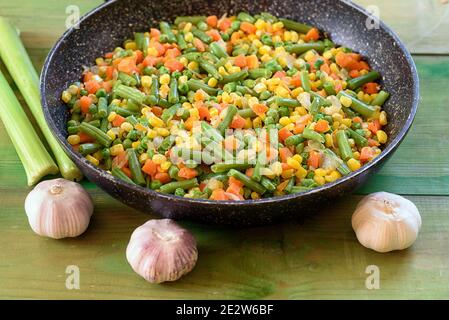 Mescolare le verdure fritte in un wok. Foto Stock