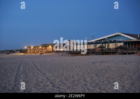 Ristoranti bar sulla spiaggia di notte a Comporta, Portogallo Foto Stock