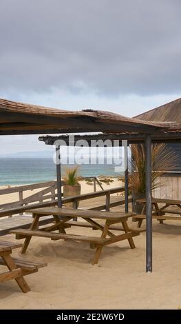 Beach bar su una spiaggia vuota a Comporta, Portogallo con una tempesta Foto Stock