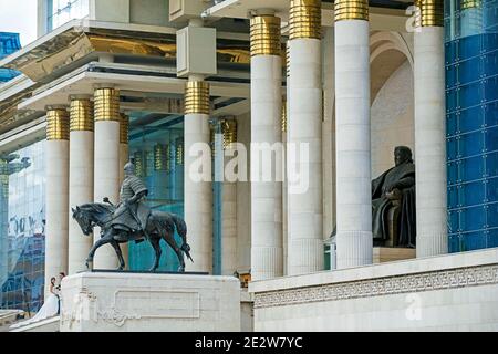 Ingresso principale al Palazzo del Governo Mongolo / Palazzo di Stato con la statua di Gengis Khan nella capitale Ulaanbaatar / Ulan Bator, Mongolia Foto Stock