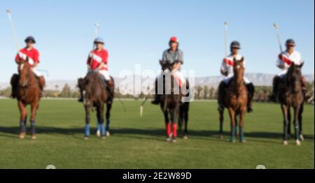 Giocatori di polo e umpire montati su cavalli sul campo Foto Stock