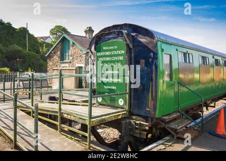 L'ex stazione ferroviaria di Bideford North Devon England UK l'immagine mostra una vecchia carrozza ferroviaria usata come centro di informazione e museo.