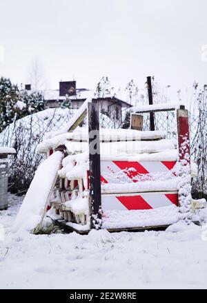 Delineatori segnali di avvertenza impilati non sed pronti per la configurazione. Coperto di neve, stagione invernale. Foto Stock