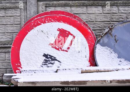 Nessun cartello di sorpasso che giace sul terreno coperto di neve. Pronto per la configurazione. Foto Stock