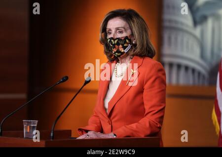 Washington, Stati Uniti. 15 gennaio 2021. Il relatore della Casa Nancy Pelosi (D-CA) parla durante una conferenza stampa al Campidoglio degli Stati Uniti il 15 gennaio 2021 a Washington, DC. (Foto di Oliver Contreras/SIPA USA) Credit: Sipa USA/Alamy Live News Foto Stock