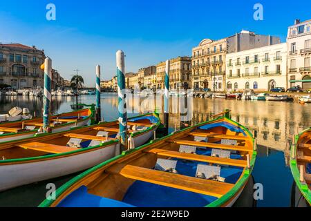 Barche tipiche Sète sul canale reale a Sète, in Hérault, in Occitania, Francia Foto Stock