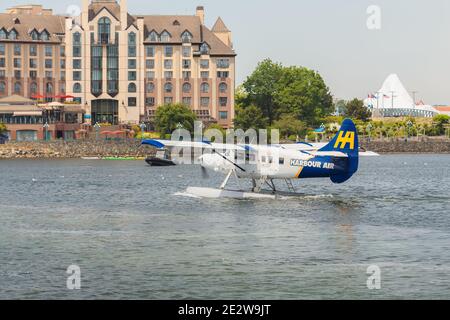 Victoria, Canada - 6 giugno 2017: Un idrovolante Harbour Air taxi fuori dal porto interno in preparazione per il decollo da Victoria, B.C., Canada su Vanco Foto Stock