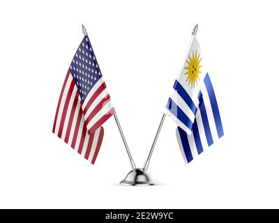 Desk bandiere, Stati Uniti d'America e Uruguay, isolato su sfondo bianco. Immagine 3D Foto Stock