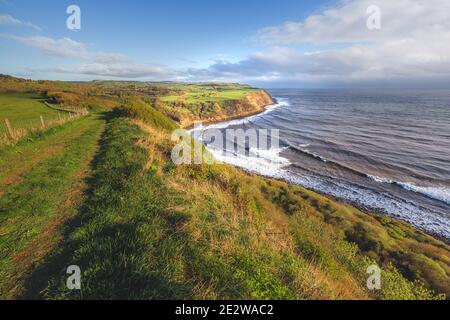 Costa dello Yorkshire settentrionale lungo Cleveland Way da Burniston a Hayburn Wyke nel North York Moors National Park Foto Stock